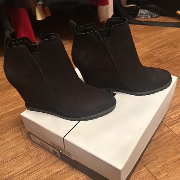 Dolce Vita black wedge booties worn maybe once — LIKE NEW! Size 8.5 - Picture 2 of 6